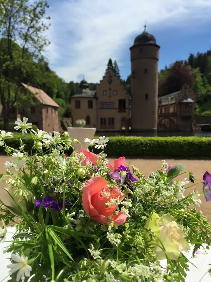 Hotel Zum Engel Mespelbrunn Bagian luar foto